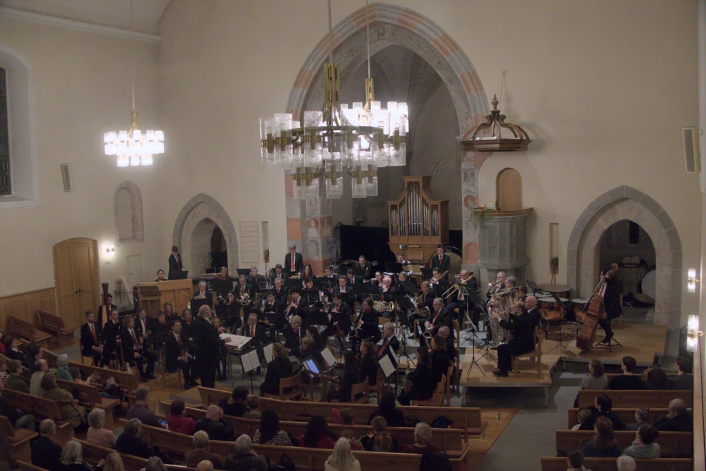 Das Orchester beim Winterkonzert 2023 in der Reformierten Kirche Rüti